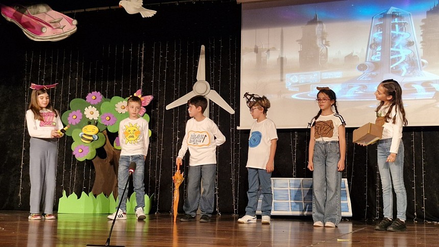 4. Sınıf Öğrencilerimiz Geleceğin İzmir'ini Sahneye Taşıdı