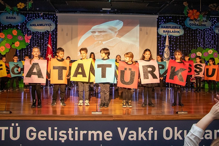 Birinci Sınıftaki Arılarımız Okuma Yolculuğunu Coşkuyla Taçlandırdı